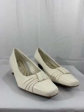 NWT Easy Street Women’s Size 6.5 Classic White 2 Inch Heel Pumps